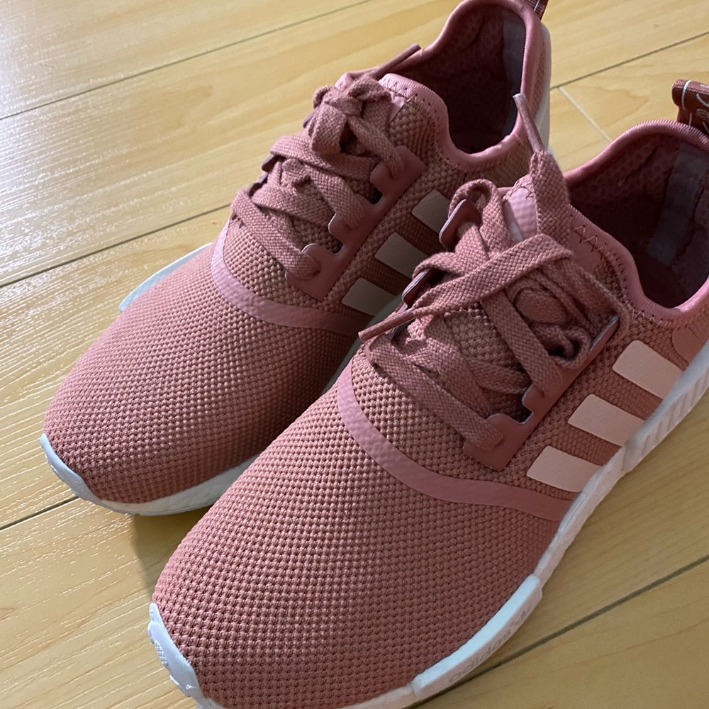 NMD R1 W S76006 woman’s 7.5 champs exclusive color